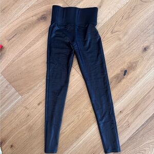 Carbon 38 High-Waisted Black Leggings